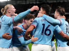 Jogador do Manchester City chega embriagado e mostra o seu p!pit0 Jogador Manchester City embriagado